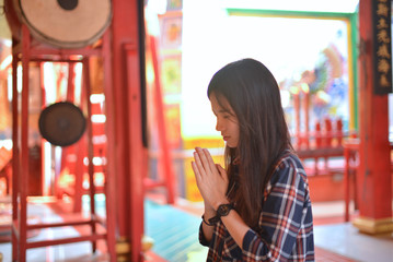 女兒拜拜「笑太歲長得奇怪」…下秒「眼睛腫成貢丸」神明懲罰馬上到！媽趕緊道歉