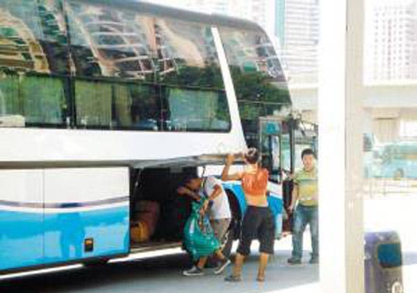 女孩看到了長途汽車裡「有奇怪的東西」而哭鬧拒絕上車，沒想到卻因此救了全家的性命