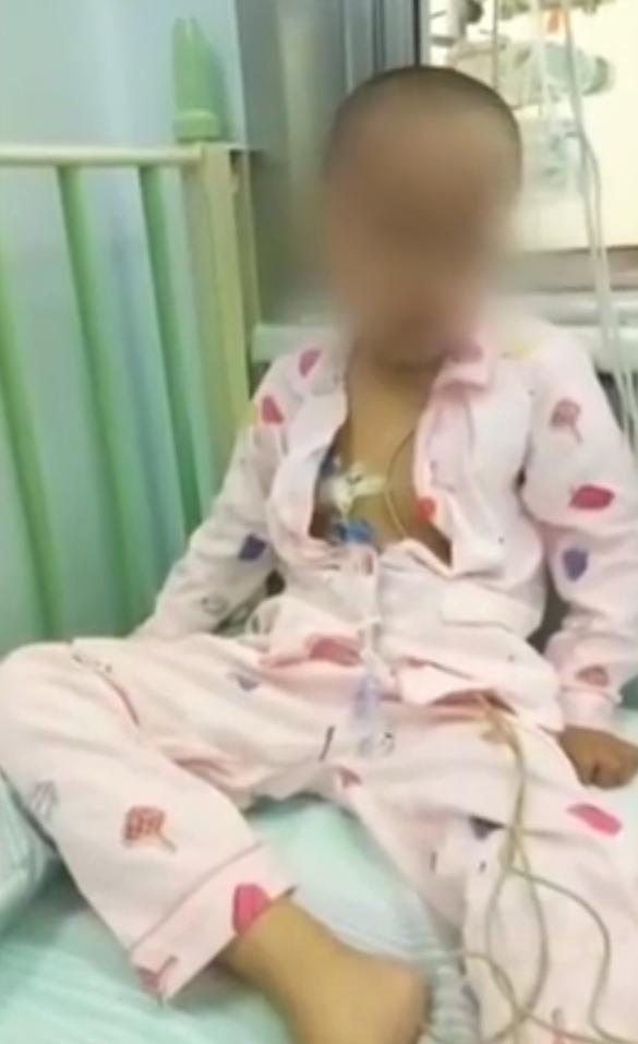 揪心！6歲重症女孩「忍痛化療」準備骨髓手術，捐贈者卻臨時悔捐，她痛哭：「我想健康…」 
