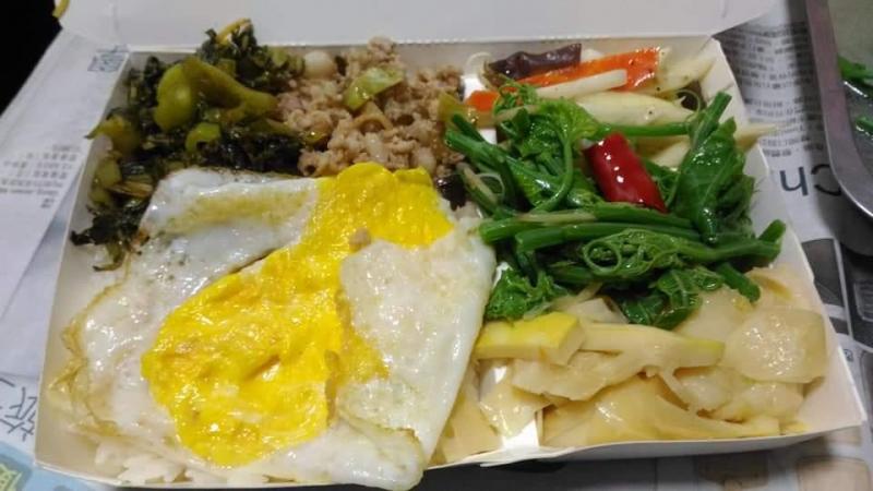 母賣50元「超豐盛便當」被嫌貴？偶爾加碼送好料…網狂挺：「吃米不知米價，媽媽味最美味！」