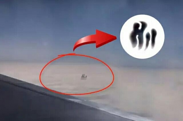 他在飛機上拍到「超神祕畫面」！拉近放大「一家人漫步在雲端」輪廓倒影超清楚...不可思議！