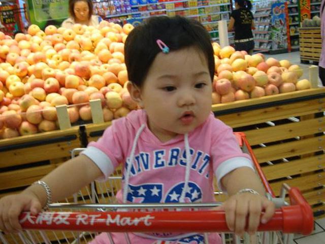 逛街時，女兒吵著走路腳疼，寶媽低頭一看馬上報警，直誇女兒聰明