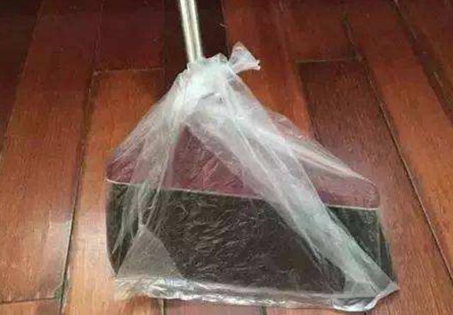 掃了30年的地才發現，塑膠袋套在掃把上，千家萬戶的難題就解決了！
