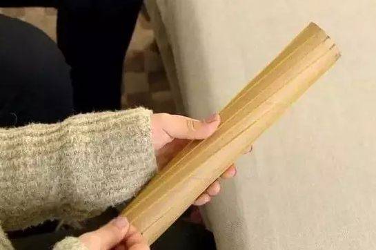掃了30年的地才發現，塑膠袋套在掃把上，千家萬戶的難題就解決了！