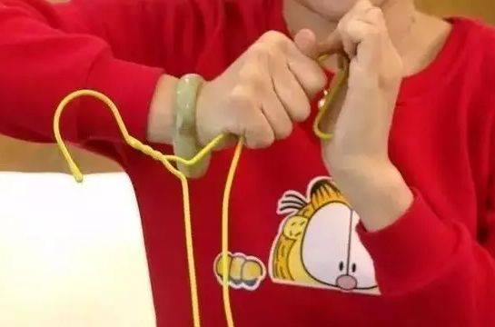 掃了30年的地才發現，塑膠袋套在掃把上，千家萬戶的難題就解決了！