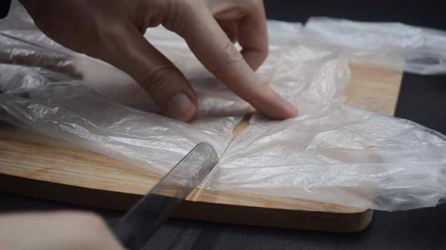 刀放在打火機上烤一烤，解決困擾大家的一個難題，學會了一生受用