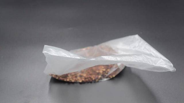 刀放在打火機上烤一烤，解決困擾大家的一個難題，學會了一生受用