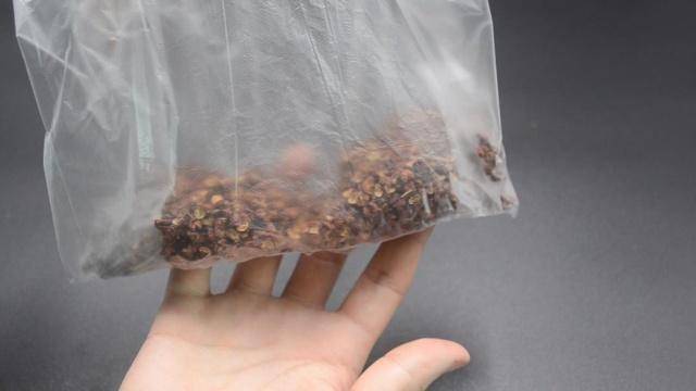 刀放在打火機上烤一烤，解決困擾大家的一個難題，學會了一生受用