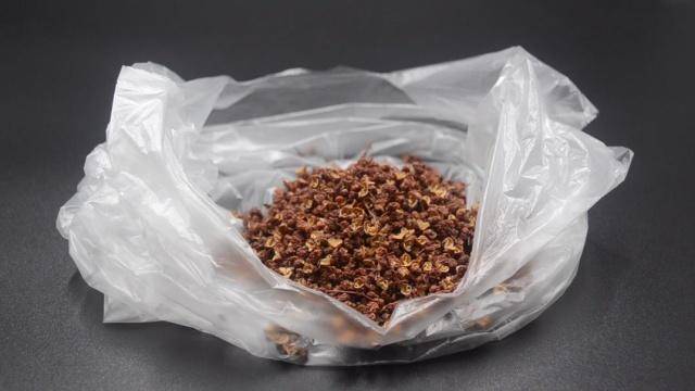 刀放在打火機上烤一烤，解決困擾大家的一個難題，學會了一生受用