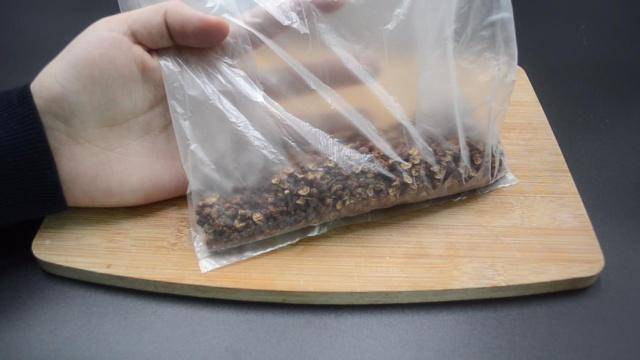 刀放在打火機上烤一烤，解決困擾大家的一個難題，學會了一生受用