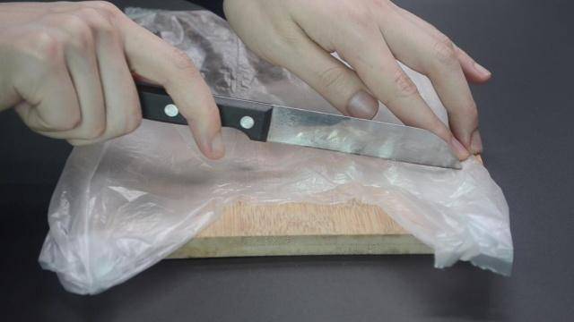 刀放在打火機上烤一烤，解決困擾大家的一個難題，學會了一生受用