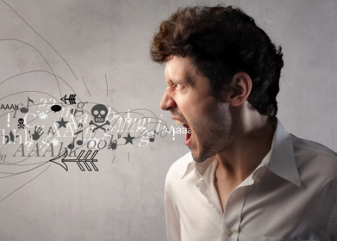 「敢講髒話的人」才能當好友， 新研究證實：越愛罵的人智商越高