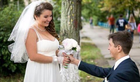 奶奶撿破爛養孫女，婚禮當時奶奶卻沒來，孫女直接說分手吧
