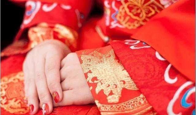 奶奶撿破爛養孫女，婚禮當時奶奶卻沒來，孫女直接說分手吧