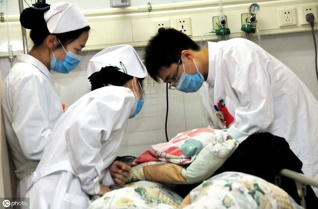 妻子查出肺癌，丈夫帶回情人逼離婚，走出民政局後丈夫昏倒在地