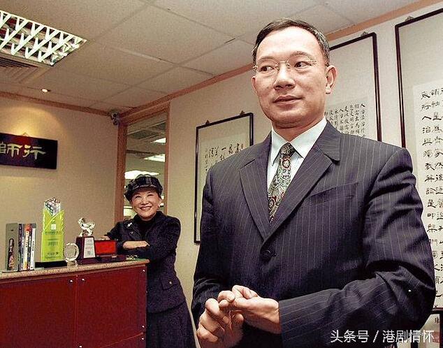 她身價逾千萬擁30個物業「愛上小15歲無名老公」　退居當他背後女人30年「夫妻聯名物業總值4億」