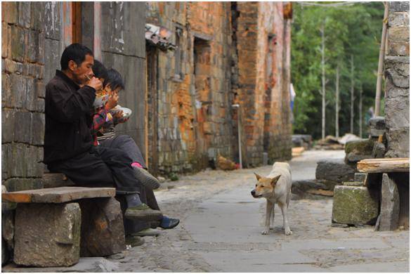 丈夫給俺五十萬，讓俺出國去旅遊，俺假裝出國，轉身回家蒙了