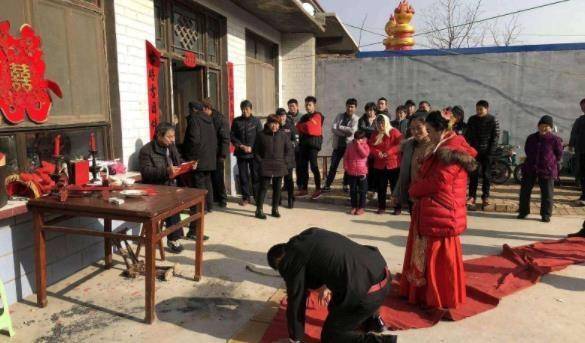 丈夫給俺五十萬，讓俺出國去旅遊，俺假裝出國，轉身回家蒙了