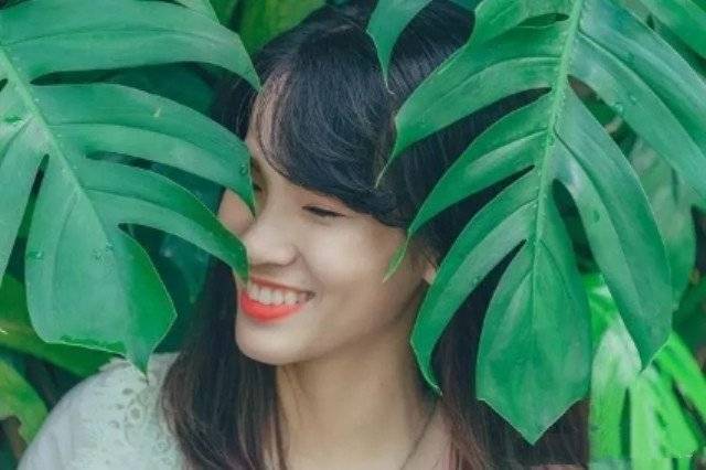妻子出差，丈夫送女兒去母親家，車站看見妻子，當場拉她去