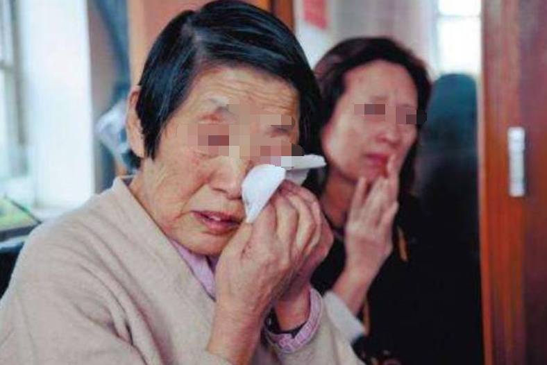 婚房被嫂子就霸佔，房產證被她撕掉，一年後她跪下求我拿走婚房