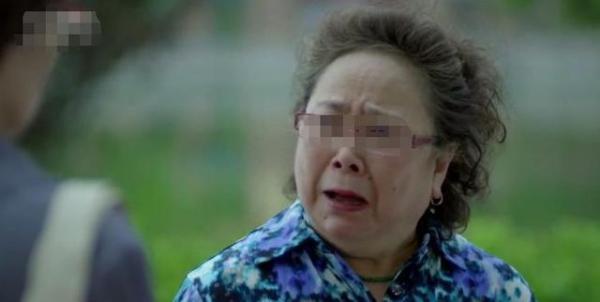 老公病重，婆婆不借一分錢，老公去世她送葬，看到她身後我樂壞了