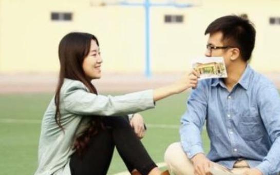 男友家給了我家八萬彩禮，在街上遇到他後，我將彩禮如數退回給他