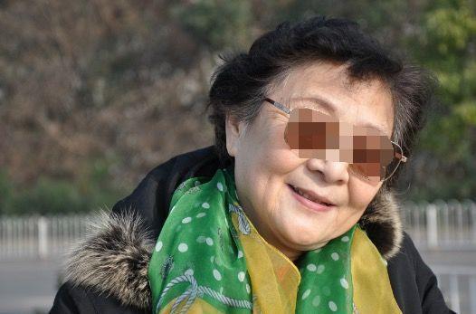 啞巴婆婆炒菜太咸，我去提醒她，可掀開鍋蓋後，我含淚又加三勺鹽