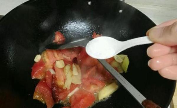 啞巴婆婆炒菜太咸，我去提醒她，可掀開鍋蓋後，我含淚又加三勺鹽