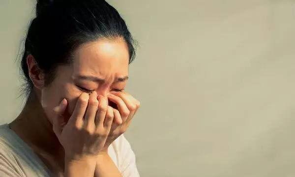 啞巴婆婆炒菜太咸，我去提醒她，可掀開鍋蓋後，我含淚又加三勺鹽