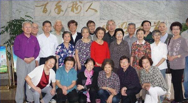 同學聚會散場後，3人騎摩托車離開，回頭望著那些同學，倍感陌生
