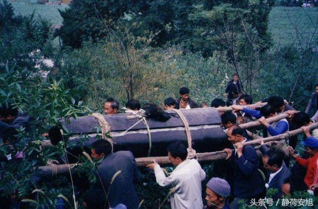 母親下葬，一名男子攔路死活不讓過，原來他救了所有人的命