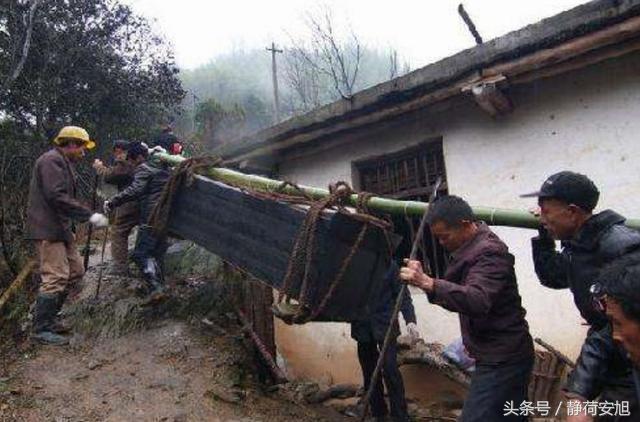 母親下葬，一名男子攔路死活不讓過，原來他救了所有人的命
