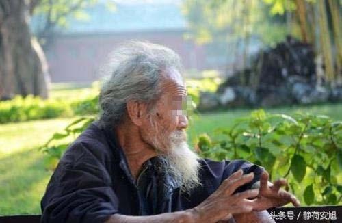 拾荒老人想兒子，兒子假裝不認識，公司老闆跑來喊聲了「爸爸」！