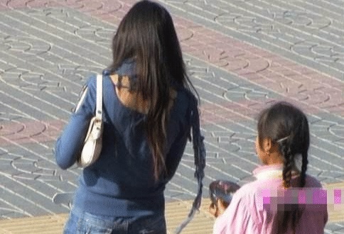 女兒走失兩年路上認出媽媽, 媽媽卻拒絕相認, 網友: 做得對