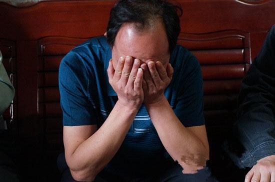 離婚兩年後，偶遇前妻一家人，立馬把老婆趕出了家門