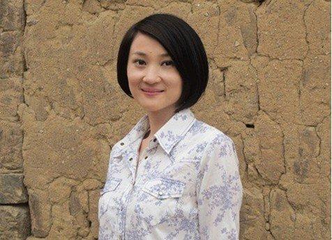 離婚兩年後，偶遇前妻一家人，立馬把老婆趕出了家門