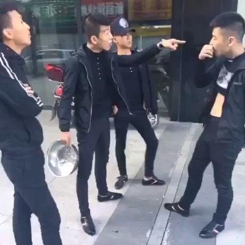 離婚兩年後，偶遇前妻一家人，立馬把老婆趕出了家門