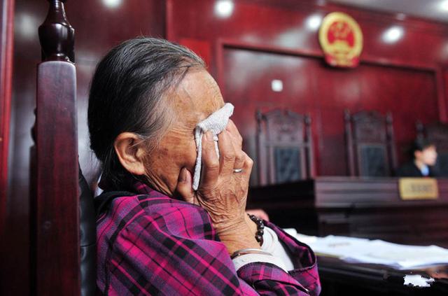 女兒結婚，母親要房要車要彩禮，半年後，母親跪下求女兒原諒