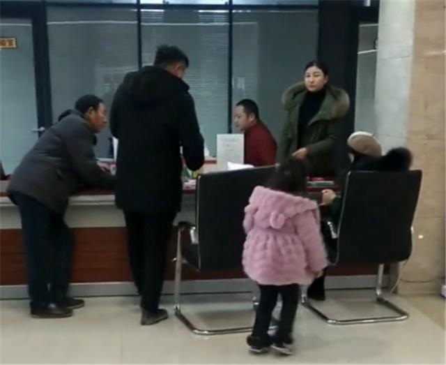 女兒陪爸爸辦離婚，媽媽沒有看孩子一眼，孩子的表現讓人淚目