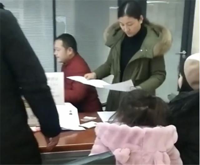 女兒陪爸爸辦離婚，媽媽沒有看孩子一眼，孩子的表現讓人淚目