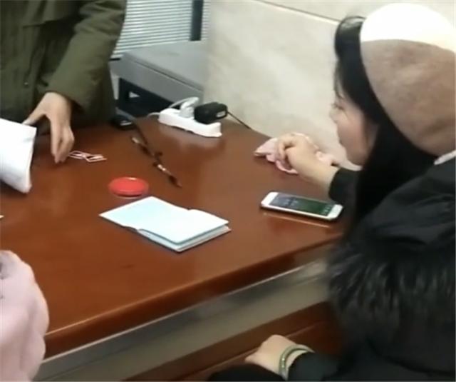 女兒陪爸爸辦離婚，媽媽沒有看孩子一眼，孩子的表現讓人淚目