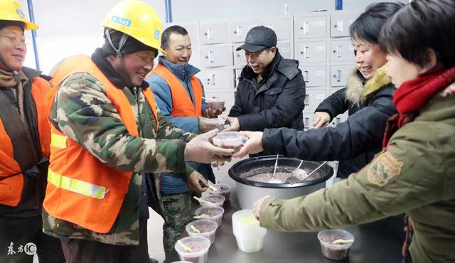 農民工吃飯忘帶錢，大堂經理上來就是一頓打，老闆跑來傻了