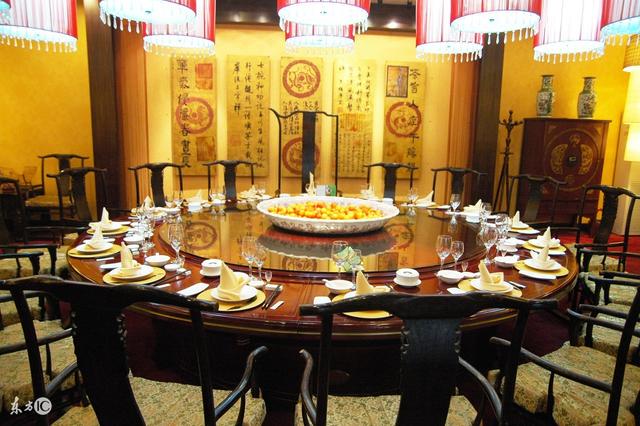 農民工吃飯忘帶錢，大堂經理上來就是一頓打，老闆跑來傻了