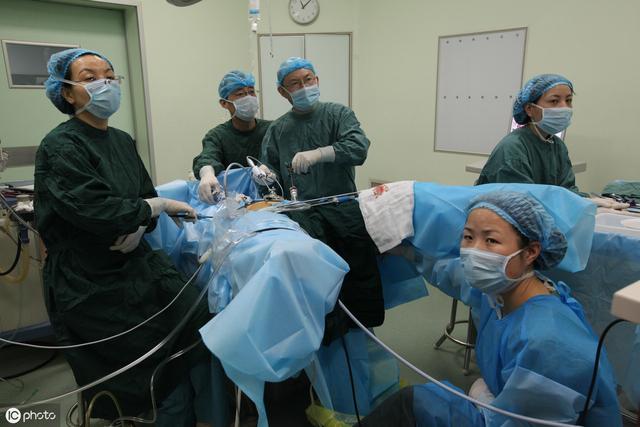 為節省5000元錢，奇葩公婆將產婦的一條性命斷送，網友：人性何在
