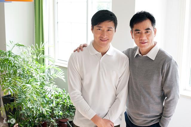 被拐30年找到自己的家，與親人相處一夜後，才知道他們早已經去世