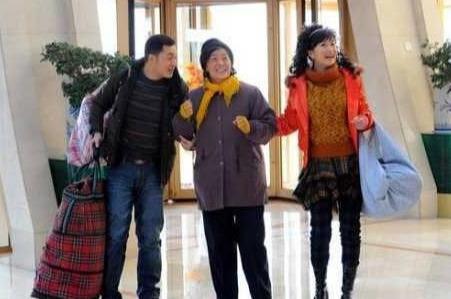 過生日，婆婆送來一個包，包里有張100萬的卡，被我當垃圾扔了