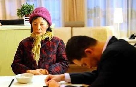過生日，婆婆送來一個包，包里有張100萬的卡，被我當垃圾扔了