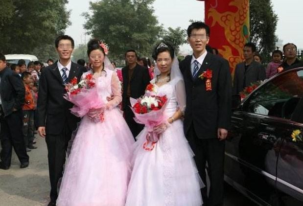 雙胞胎兄弟，一個娶美女一個娶醜女，五年後哥倆相見，天壤之別