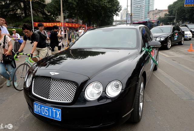 兒子不讓父親參加婚禮，不料他坐著豪車來了，兒子傻了