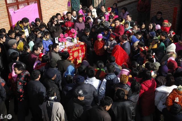 兒子不讓父親參加婚禮，不料他坐著豪車來了，兒子傻了
